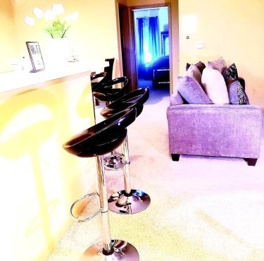 Easy Access 2beds,1bt luxury kingbed with pool sleeps 4