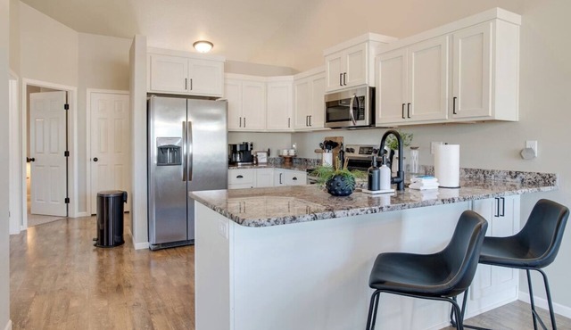 Easy Access I29 & I94 - Family Friendly - Spacious