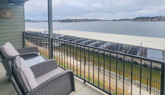 Easy-Access Lake Hamilton Condo w/Fireworks View