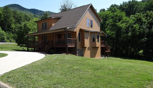 Easy Access/Theater-Game Rm/Fire Pit/HotTub/WiFi/Large Yard/View/Pool Access