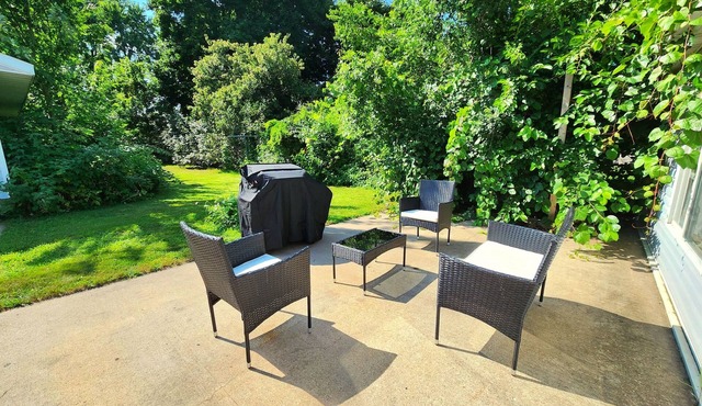 Easy Access to Airport, Freeway, Dining, River, and Docks