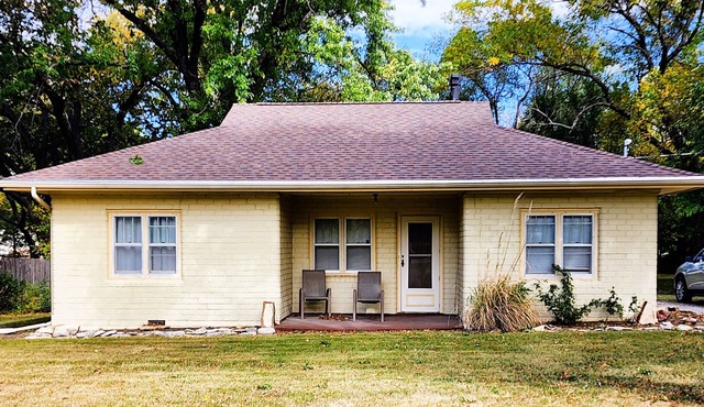 Easy Access to area events-Mid-Century Home