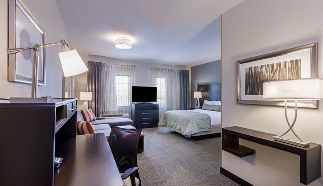 Easy Access to Convention Center | Free Breakfast + Outdoor Pool
