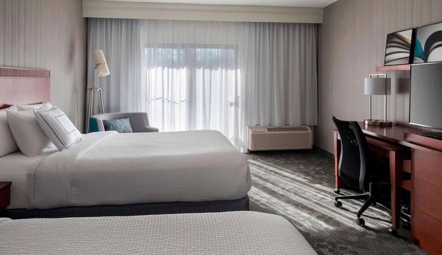 Easy Access to Crossroads Corporate Center! FREE Parking, Pool, Pets Allowed!