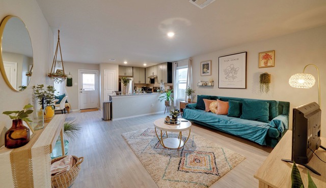 Easy Access to Dtwn San Antonio: Suburban Home
