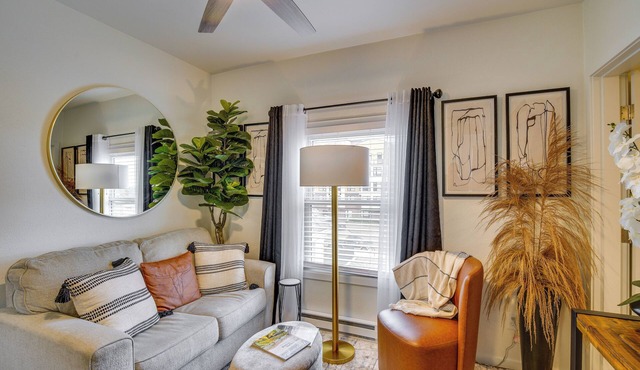 Easy Access to Dtwn Tacoma! Stylish Couple's Condo