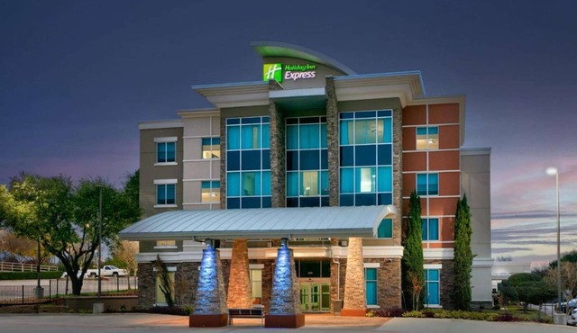 Easy Access to I-635, & Airports + Free Breakfast