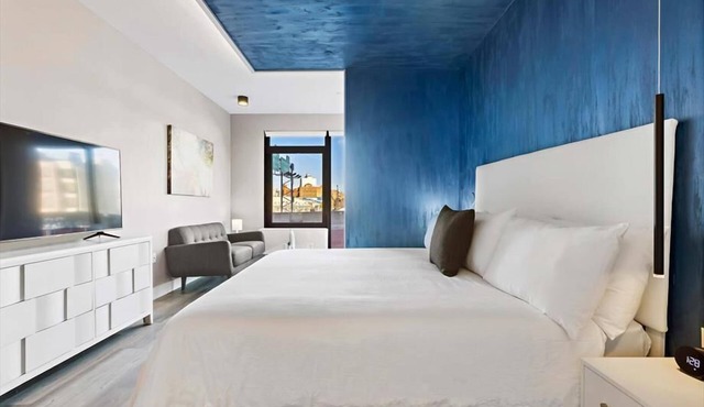 Easy access to I-87 King Studio | Near Stadium