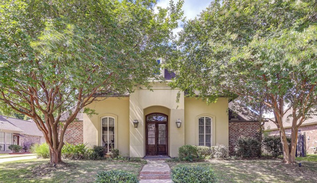 Easy Access to I-10: Family Home in Prairieville!