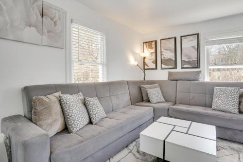 Easy Access to NYC! Sleek Suburban Apartment
