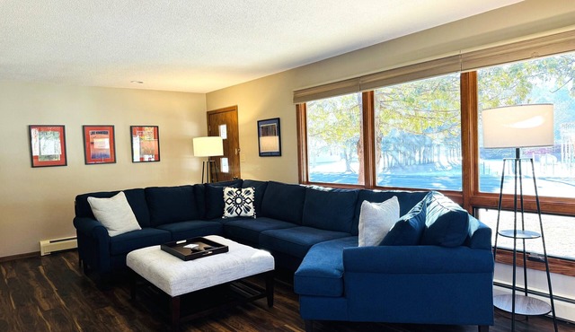 Easy access to ski and bike trails. Walk to Cable restaurants & shops.