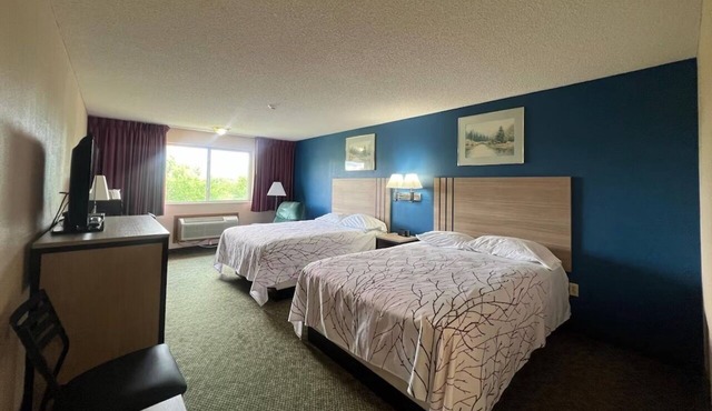 Easy Access to Local Dining & Attractions | Free Parking | Deluxe 2 Queen Beds
