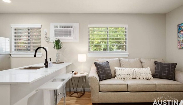 Easy Access to UT Campus! Shared Pool + Parking