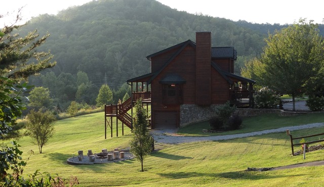 Easy Access/View/Large Yard/Game Rm/Fire Pit/Hot Tub/Wi-Fi/Pool Access