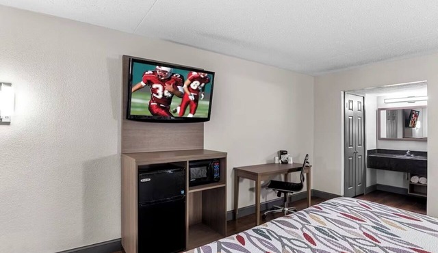 Easy Airport Access King Stay with Nearby Dining, Parks and Shopping