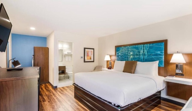 Easy Airport & Downtown Access! 2 Comfortable Units, Free Breakfast, Pool