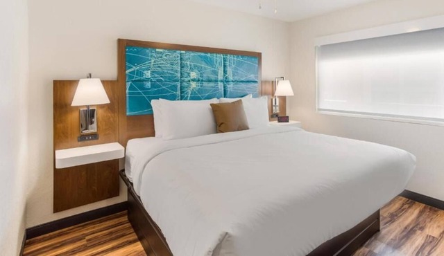 Easy Airport & Downtown Access! Complimentary Breakfast, Onsite Swimming Pool