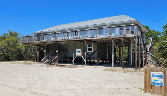 Easy Beach Access - Short 2 block walk to the beach!