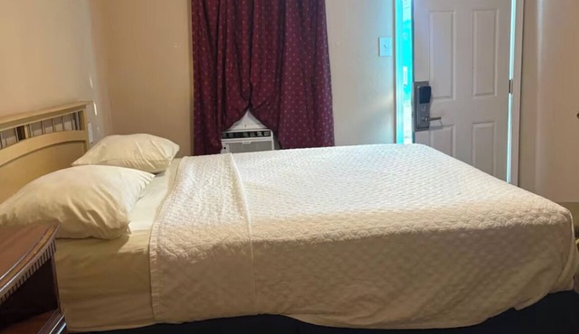 Easy Beach Access Motel Near SPID Highway | 12 Min Drive to Whitecap Beach