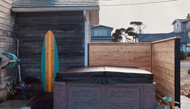 Easy Beach access, HOT TUB, kid & pet-friendly playroom. 3 Bedrooms, Sleeps 7-8