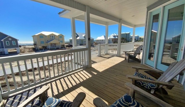 Easy beach access, pools, tennis/pickleball