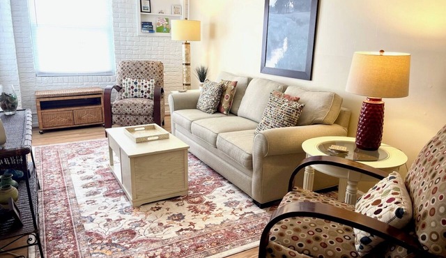 Easy Breezy 2 Bd, 1st Floor, 4 Min to Beach