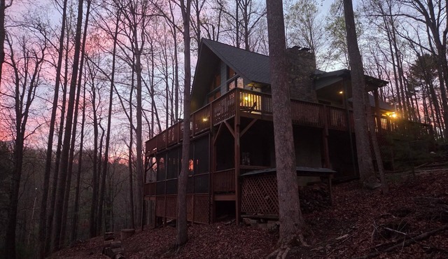 EASY Breezy Lodge - Sleeps 10 - 3 King Suites - Pets Ok - Fiber Wifi