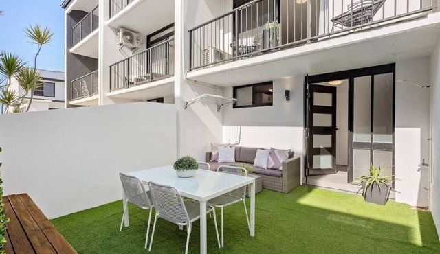 Easy Breezy Seaside Living at Merewether Beach