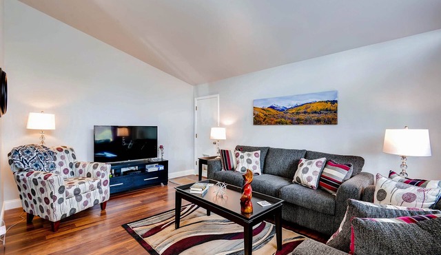 ★ Easy Check-in ★ By Downtown Littleton ★ Full Kitchen ★