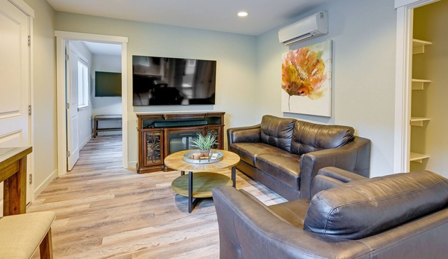 Easy Commuting! Modern SeaTac Unit w/Fireplace