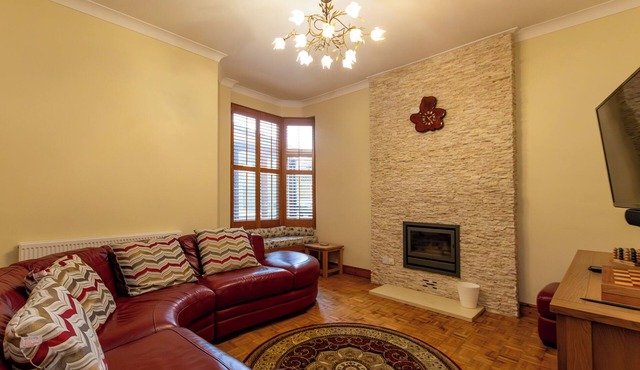 EASY LIFE, country holiday cottage, with open fire in Mablethorpe