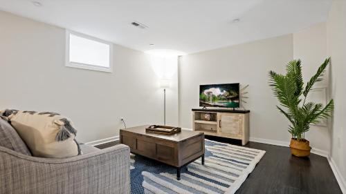 Easy METRO 1 min WALK Basement space Comfy