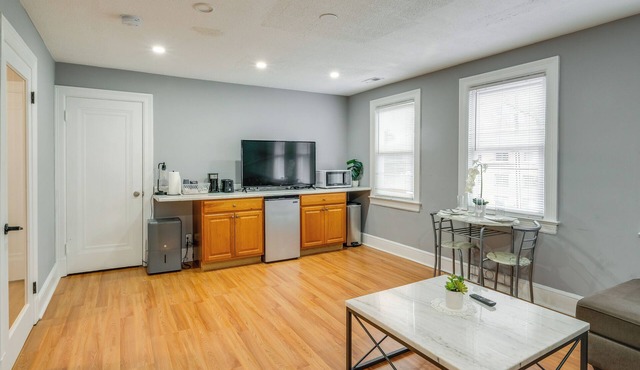 Easy Metro Access: WFH-Friendly Apt 7 Mi to DC!