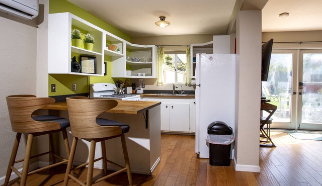 EASY PARKING: Solar-powered, pet-friendly, fully-fenced yard in South Park