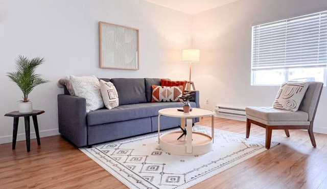 Easy Self Check In 2BD1BA Renovated Hidden Gem