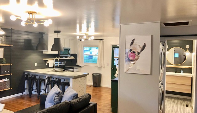 Easy Self Check-In for Centrally Located Home - Stay at the Little Llama House!