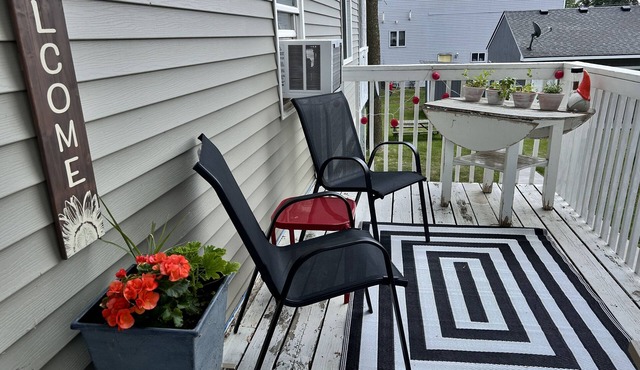 Easy Summer Living - Park the Car & Relax! Walk to Shops, Dining & the Lake