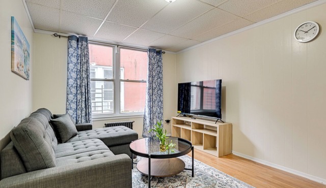 Easy Train Access! Quiet New York Commuter Apt