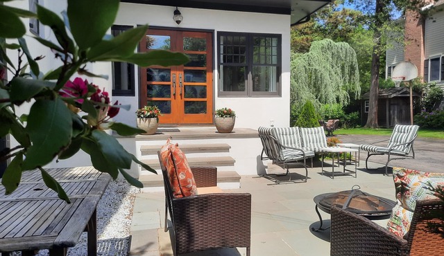 Easy train ride to Grand Central NYC - traditional tudor in gorgeous location
