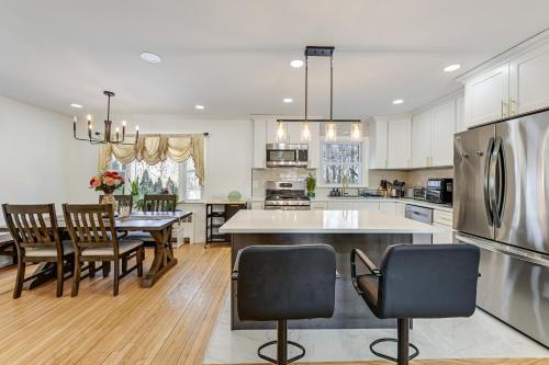 Easy Transit to NYC! Sleek North Shore Hideaway