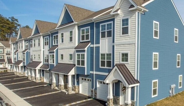 Easy Walk/Bike to Beach Three Primary Bedrooms w/Pool/Parking