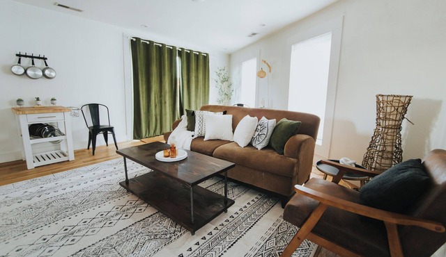 Easy Walk to Downtown Mall, Bohemian Digs!