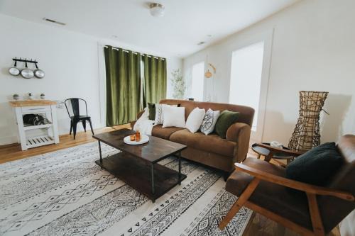Easy Walk to Downtown Mall, Cozy Bohemian Digs!