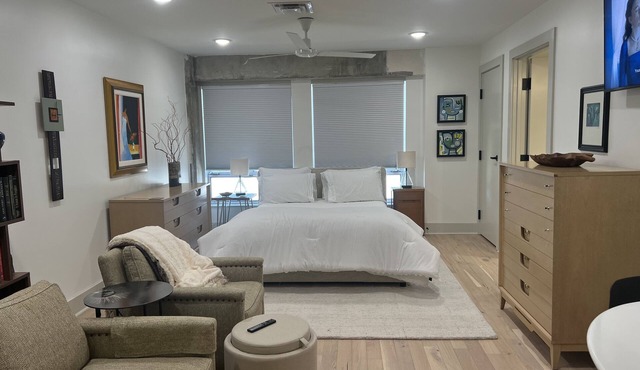 Easy walk to restaurants, coffee and ice cream shops, retail shopping, and more!