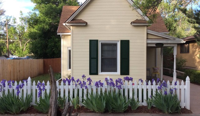 Easy Walk to Shops, Restaurants and parks. Pet Friendly with fenced backyard.