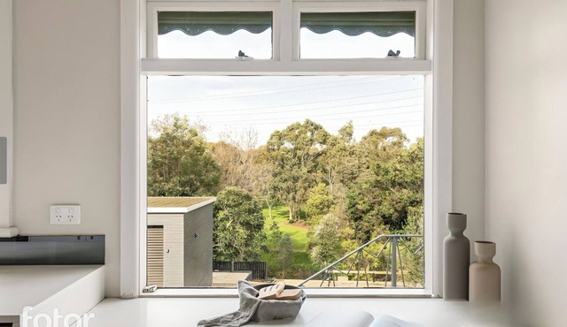 Easy Walk to station-Pets Welcome-Golf Course Views