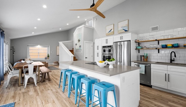 Easy walk to the beach, double deck w/ocean view! Sleeps 10 in 8 separate beds!