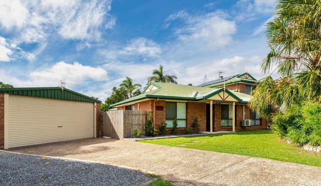 Easy walk to the foreshore and central to all that Tin Can Bay has to offer!