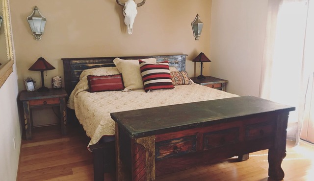 Easy Walk to the Plaza, Gated Retreat, nearby Ski Santa Fe!