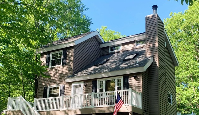 Easy walk to the ski slopes and the shop.